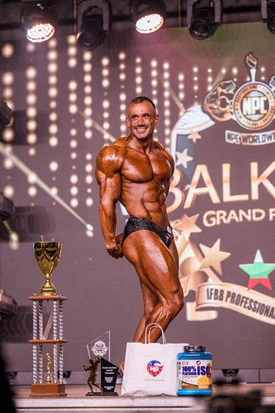 Георги Кръстев на сцената на Balkan Grand Prix с купите от състезанието